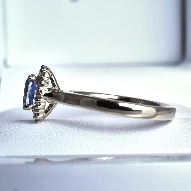 Pierścionek z szafirem w białym złocie